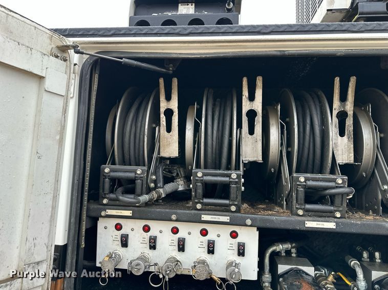 image for item DS3353 2009 Peterbilt 335 utility / service truck