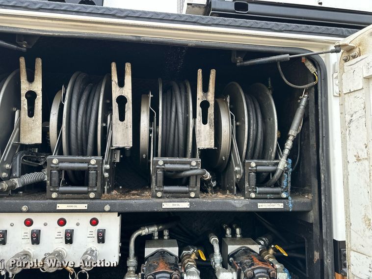 image for item DS3353 2009 Peterbilt 335 utility / service truck