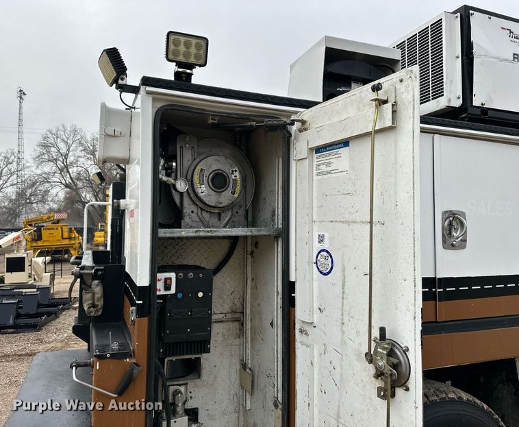 image for item DS3353 2009 Peterbilt 335 utility / service truck