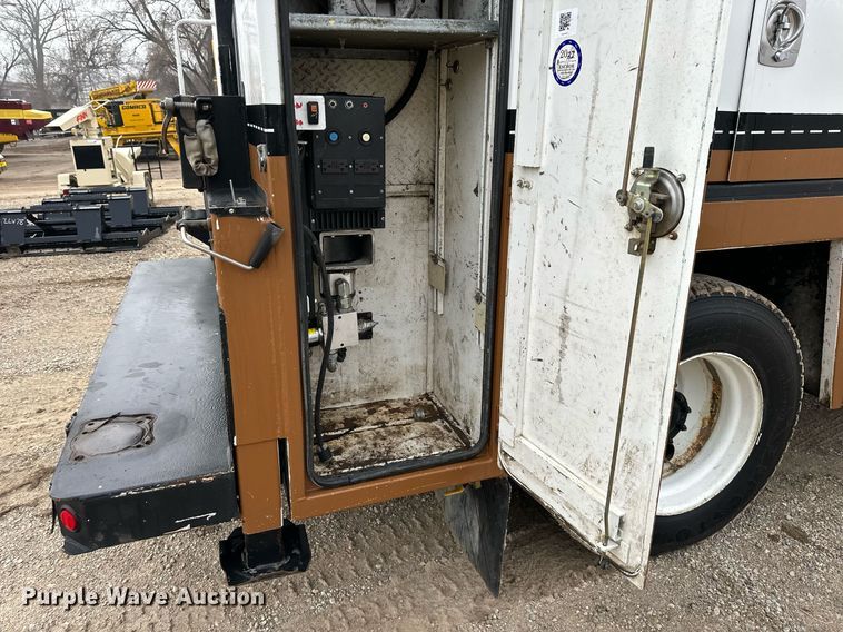 image for item DS3353 2009 Peterbilt 335 utility / service truck