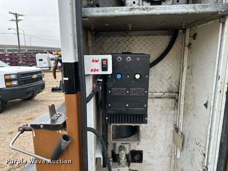 image for item DS3353 2009 Peterbilt 335 utility / service truck