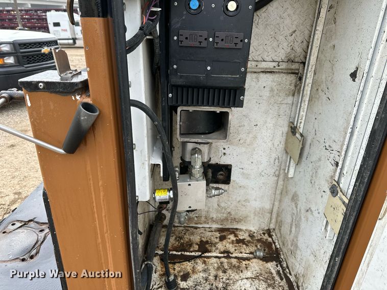 image for item DS3353 2009 Peterbilt 335 utility / service truck