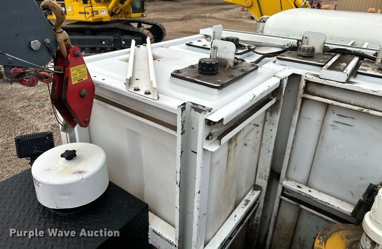 image for item DS3353 2009 Peterbilt 335 utility / service truck