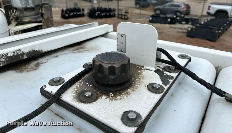 image for item DS3353 2009 Peterbilt 335 utility / service truck