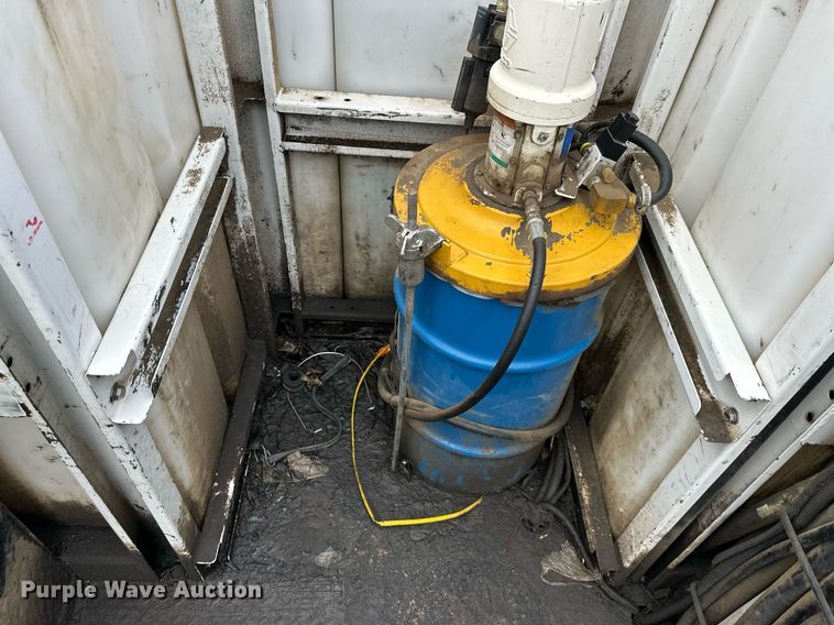 image for item DS3353 2009 Peterbilt 335 utility / service truck