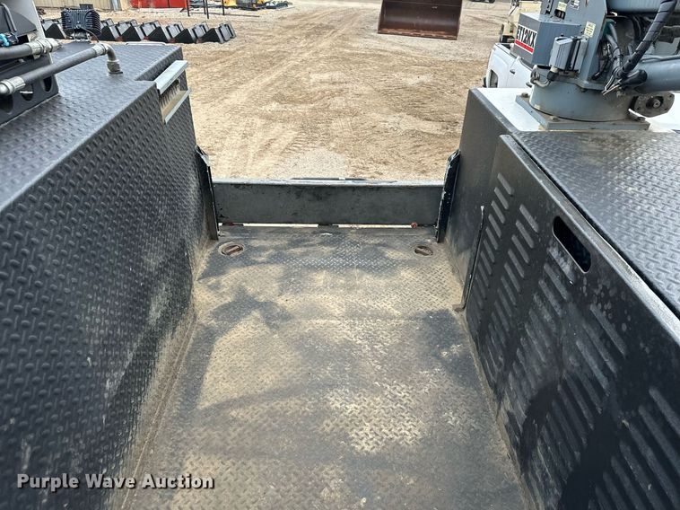 image for item DS3353 2009 Peterbilt 335 utility / service truck