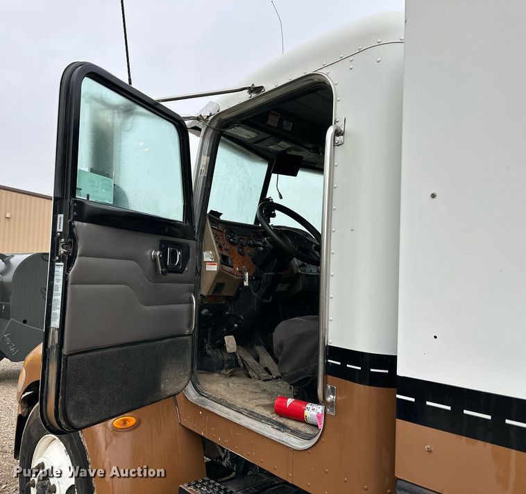 image for item DS3353 2009 Peterbilt 335 utility / service truck