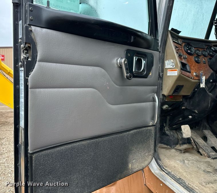 image for item DS3353 2009 Peterbilt 335 utility / service truck