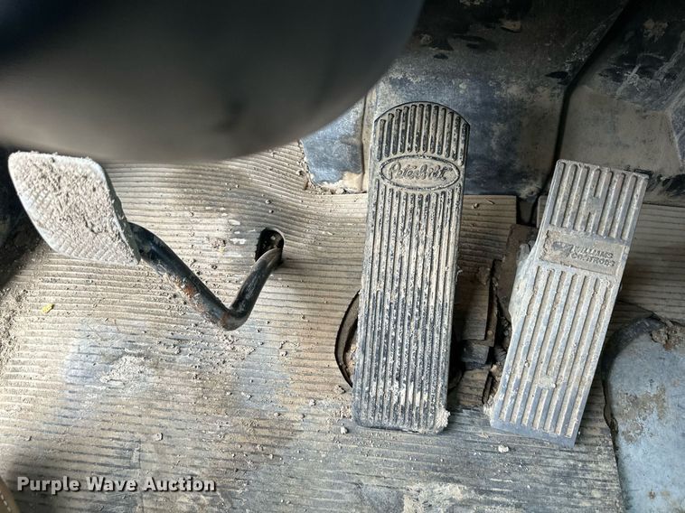 image for item DS3353 2009 Peterbilt 335 utility / service truck