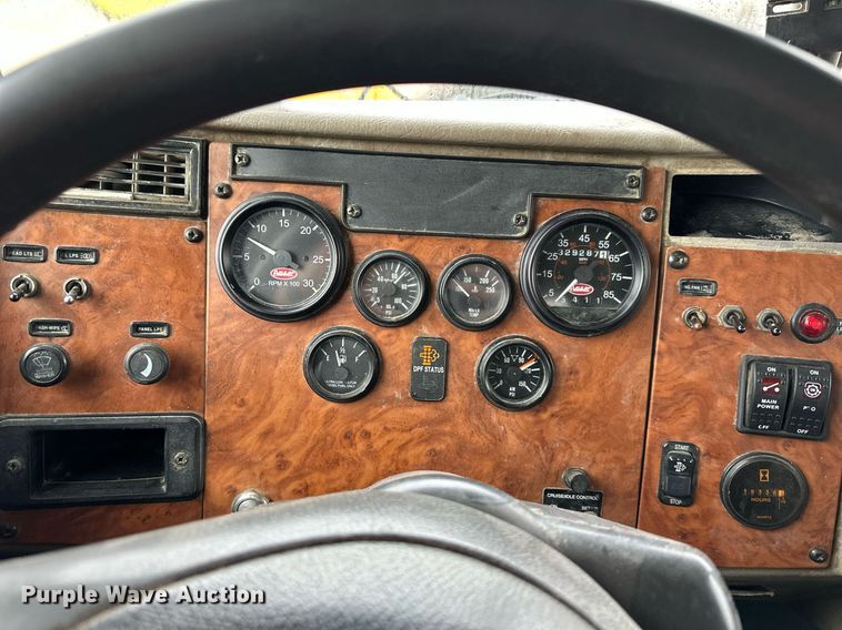 image for item DS3353 2009 Peterbilt 335 utility / service truck