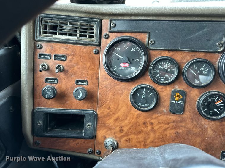 image for item DS3353 2009 Peterbilt 335 utility / service truck