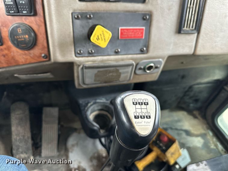 image for item DS3353 2009 Peterbilt 335 utility / service truck