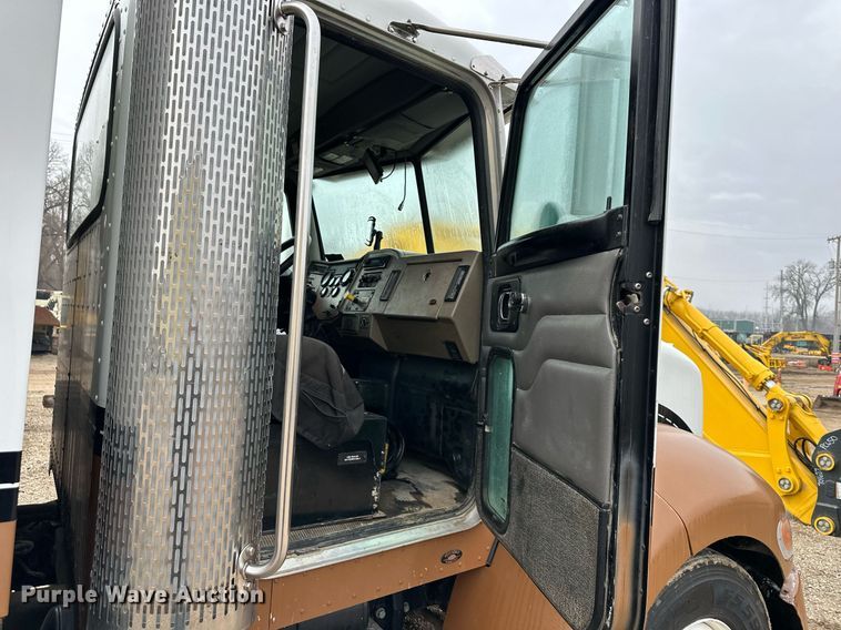 image for item DS3353 2009 Peterbilt 335 utility / service truck