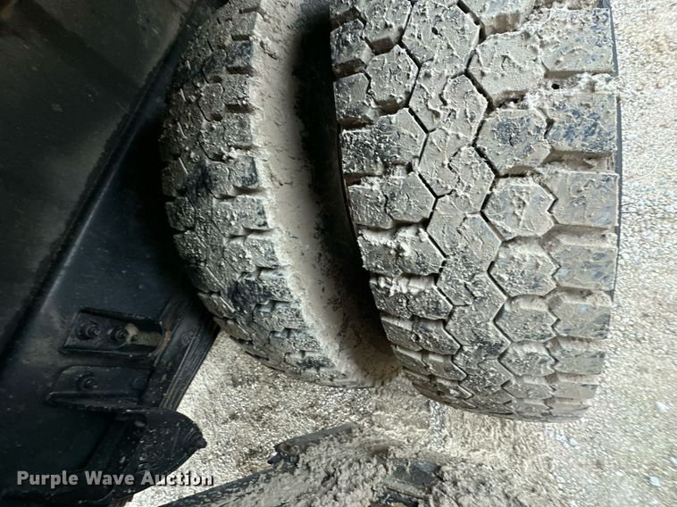 image for item DS3353 2009 Peterbilt 335 utility / service truck