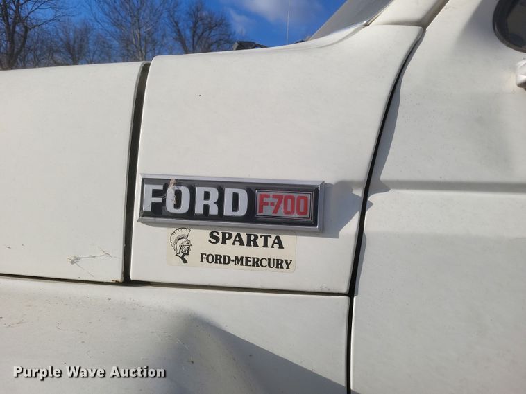 image for item DS5178 1986 Ford F700 utility / service truck