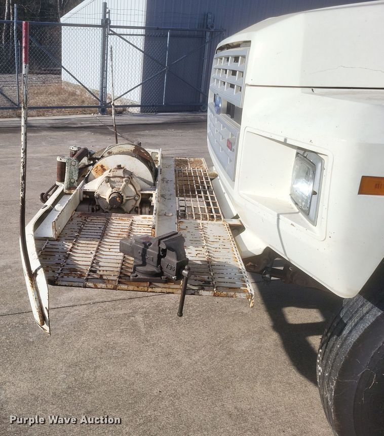 image for item DS5178 1986 Ford F700 utility / service truck