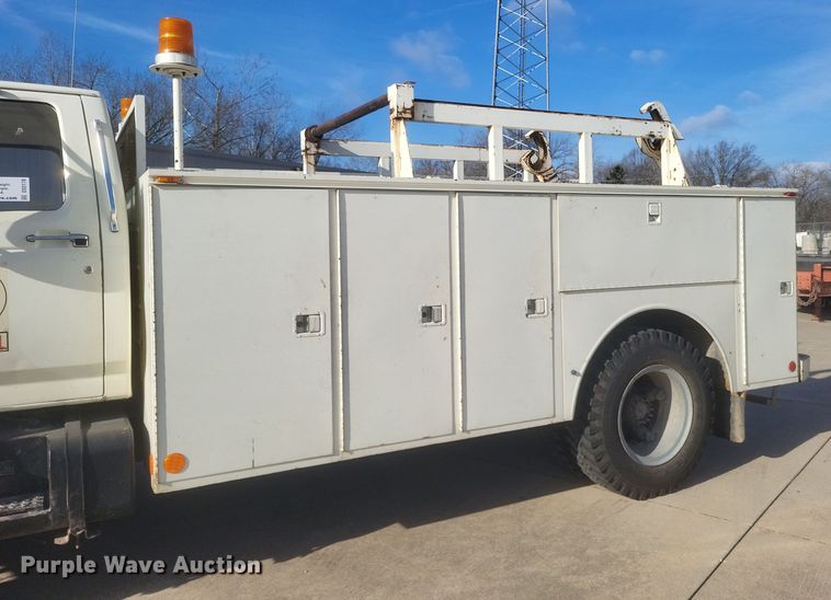 image for item DS5178 1986 Ford F700 utility / service truck