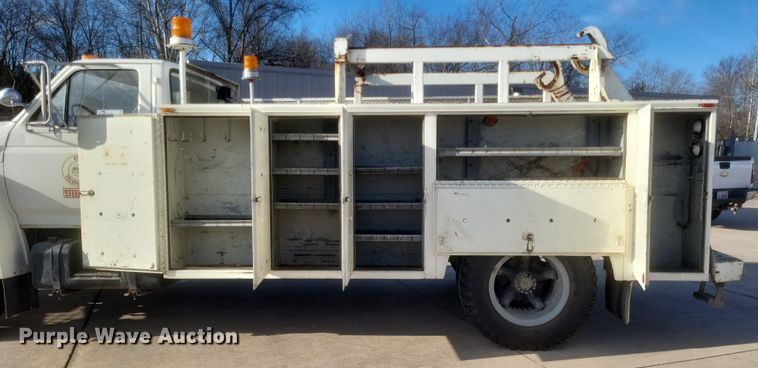 image for item DS5178 1986 Ford F700 utility / service truck