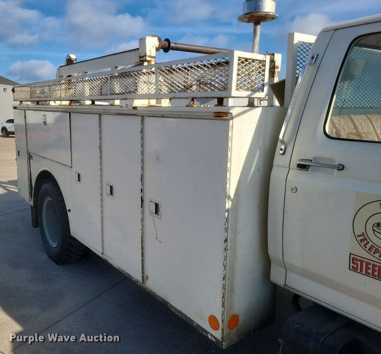 image for item DS5178 1986 Ford F700 utility / service truck
