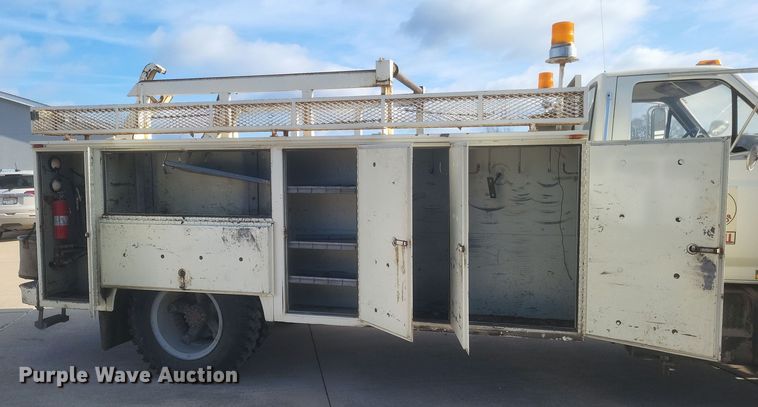 image for item DS5178 1986 Ford F700 utility / service truck