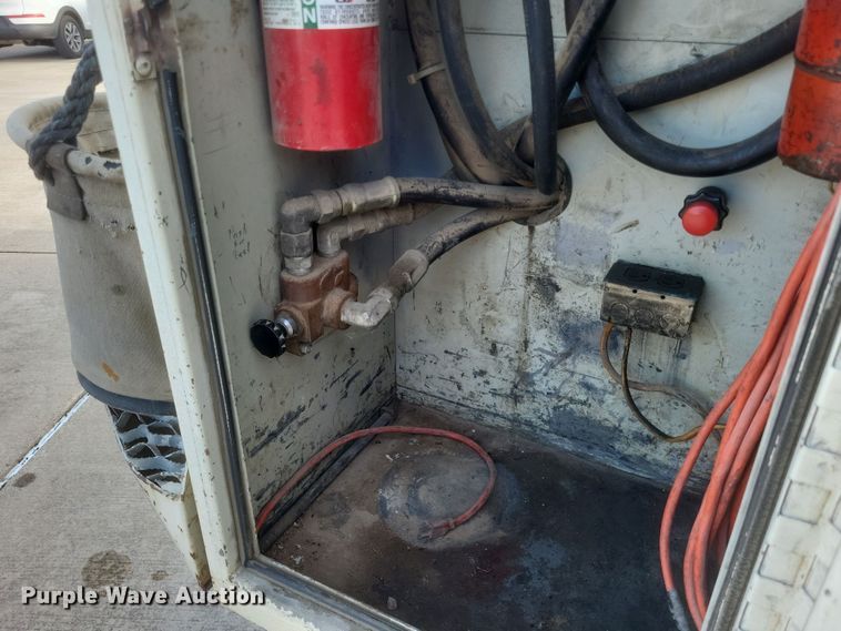 image for item DS5178 1986 Ford F700 utility / service truck