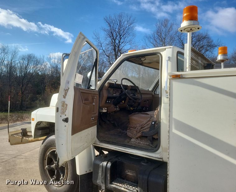 image for item DS5178 1986 Ford F700 utility / service truck