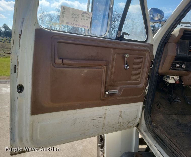 image for item DS5178 1986 Ford F700 utility / service truck