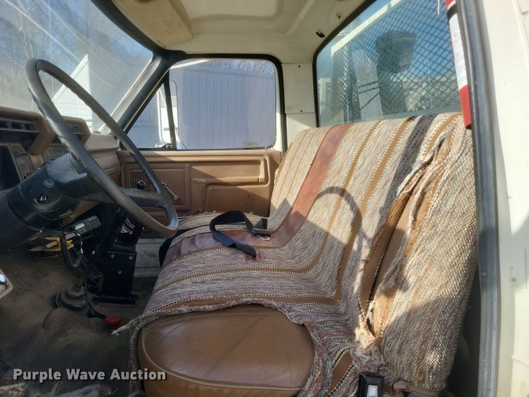 image for item DS5178 1986 Ford F700 utility / service truck