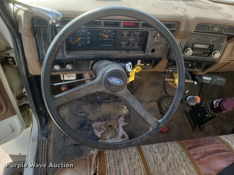 image for item DS5178 1986 Ford F700 utility / service truck