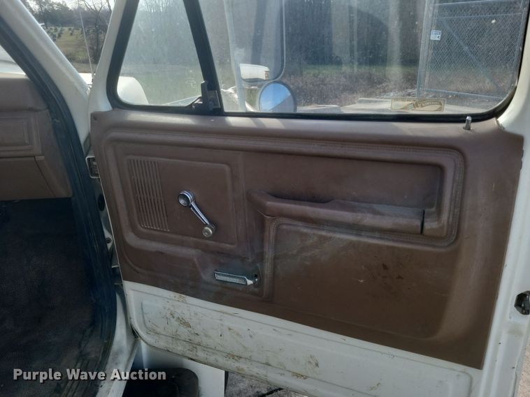 image for item DS5178 1986 Ford F700 utility / service truck