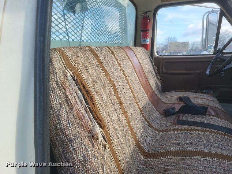 image for item DS5178 1986 Ford F700 utility / service truck