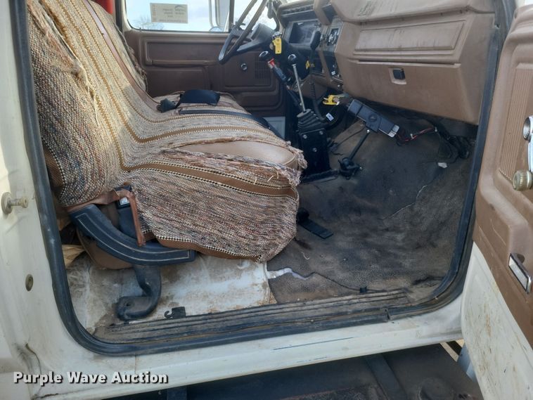 image for item DS5178 1986 Ford F700 utility / service truck