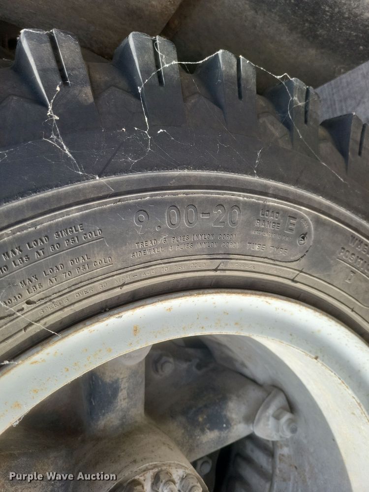 image for item DS5178 1986 Ford F700 utility / service truck