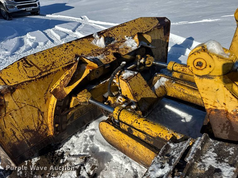 image for item DU3291 1998 Komatsu D38E dozer