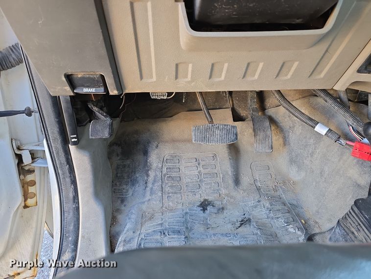 image for item DV0185 2009 Ford F450 Super Duty XL Crew Cab flatbed truck