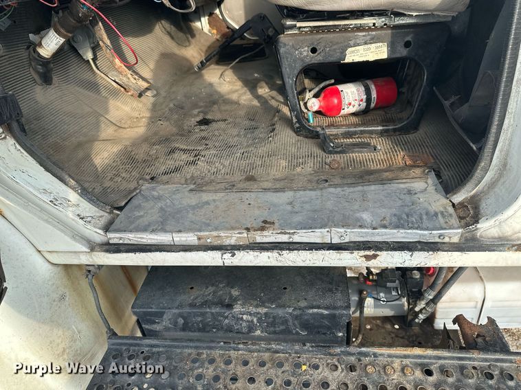 image for item DV0549 2001 International 4700 dump truck