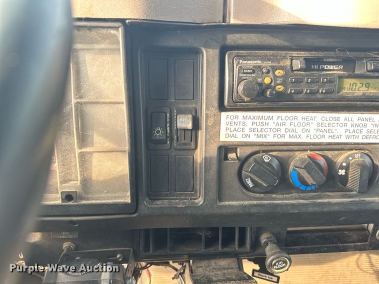 image for item DV0549 2001 International 4700 dump truck