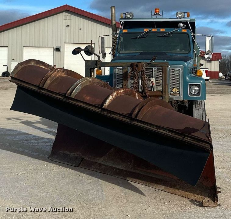 image for item DV0566 1995 International  2554 dump truck