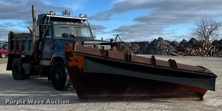 image for item DV0566 1995 International  2554 dump truck