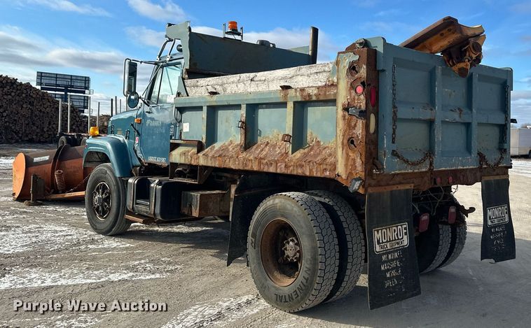 image for item DV0566 1995 International  2554 dump truck