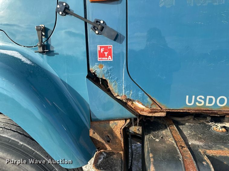 image for item DV0566 1995 International  2554 dump truck