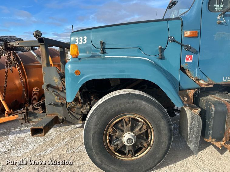 image for item DV0566 1995 International  2554 dump truck