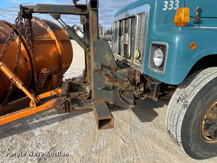 image for item DV0566 1995 International  2554 dump truck