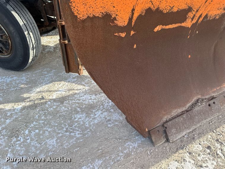 image for item DV0566 1995 International  2554 dump truck