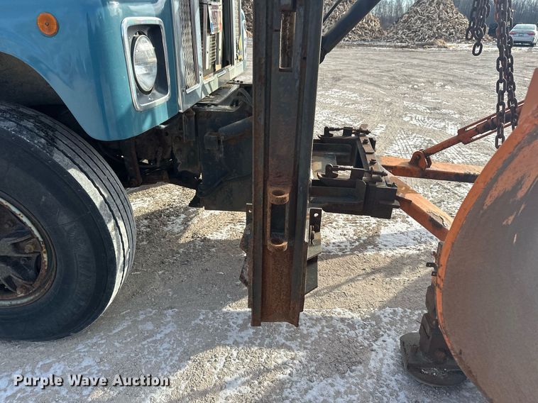 image for item DV0566 1995 International  2554 dump truck