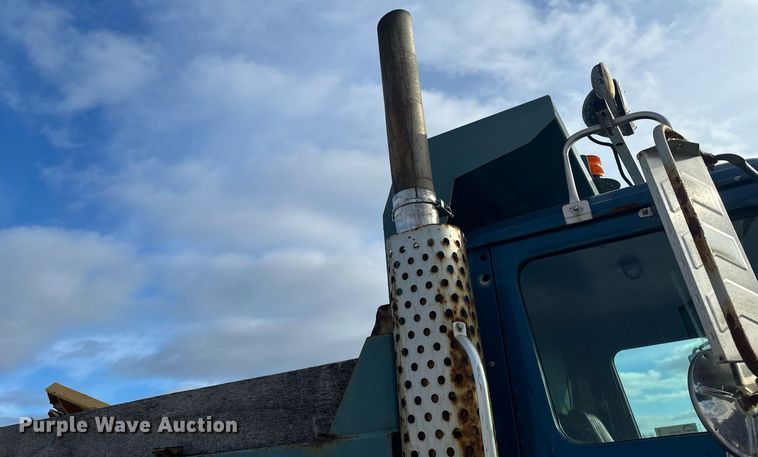 image for item DV0566 1995 International  2554 dump truck