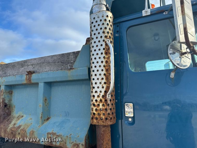 image for item DV0566 1995 International  2554 dump truck