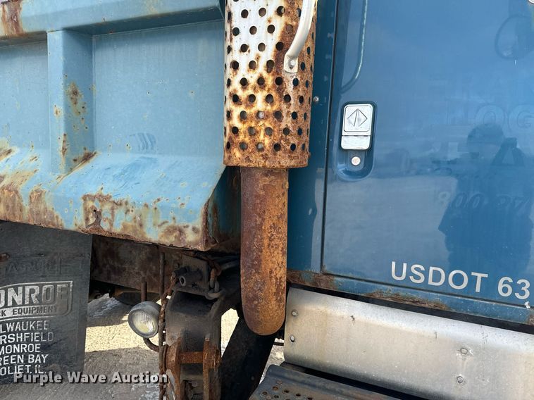 image for item DV0566 1995 International  2554 dump truck