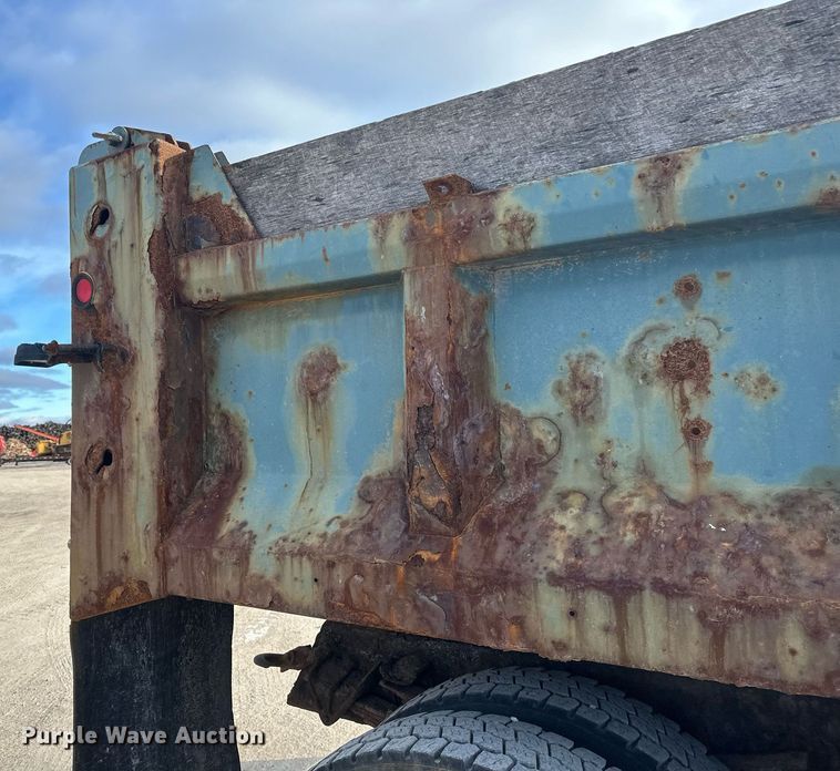 image for item DV0566 1995 International  2554 dump truck
