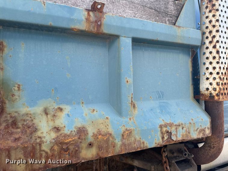 image for item DV0566 1995 International  2554 dump truck